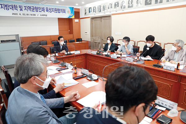 충북도가 22일 ‘충북도 지방대학 및 지역균형인재 육성지원 협의회’를 열었다.