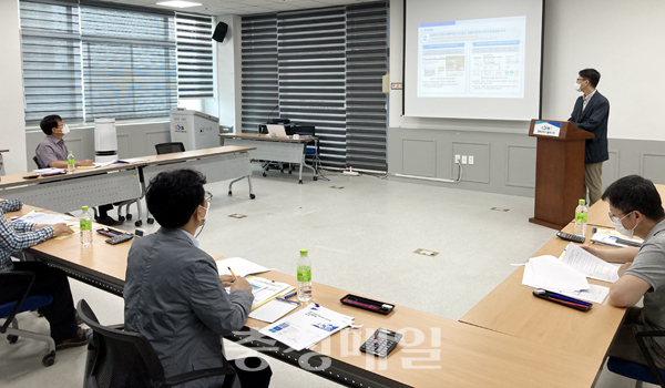 충북도와 충북과학기술혁신원이 충북 특화 블록체인 과제 발굴을 위한 회의를 진행하고 있다.