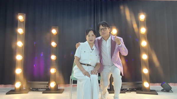 한복 디자이너 김예진(왼쪽) 명장이 진행하는 '스타의 건강일지-친절한 예진아씨'는 한복의 아름다움과 건강 정보를 알리는 이색 프로그램으로 눈길을 끌고 있다.