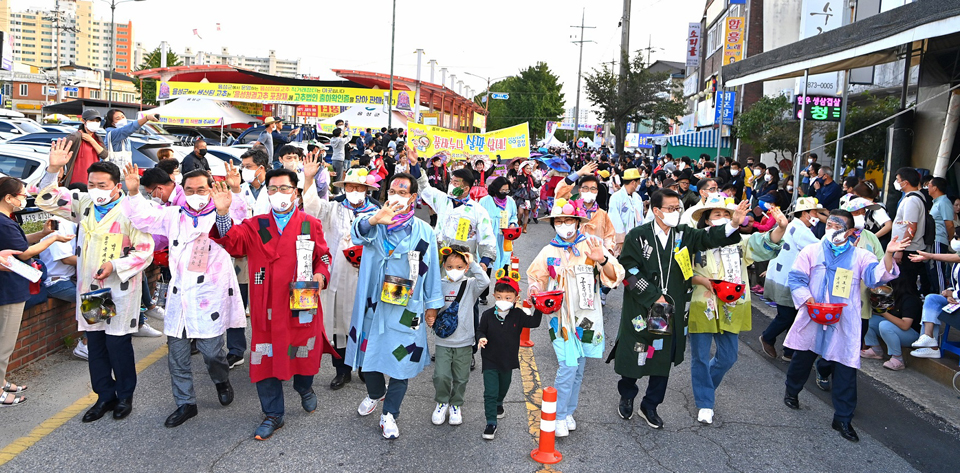 음성품바축제 전국 품바 길놀이퍼레이드가 지난 24일 음성읍 시가지에서 펼쳐졌다.