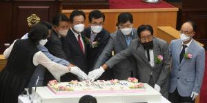 제12대 충북도의회 개원 축하 떡 케이크를 절단하는 황영호 충북도의장