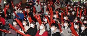 열띤 응원을 펼치는 충북대 학생들