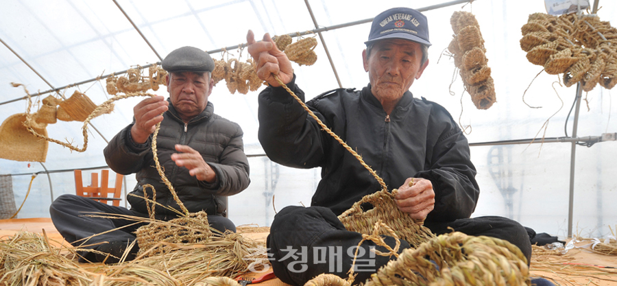 4일 충북 증평민속체험박물관에서 마을 주민들이 농한기를 맞아 짚풀공예품을 만들고 있다.  오진영기자