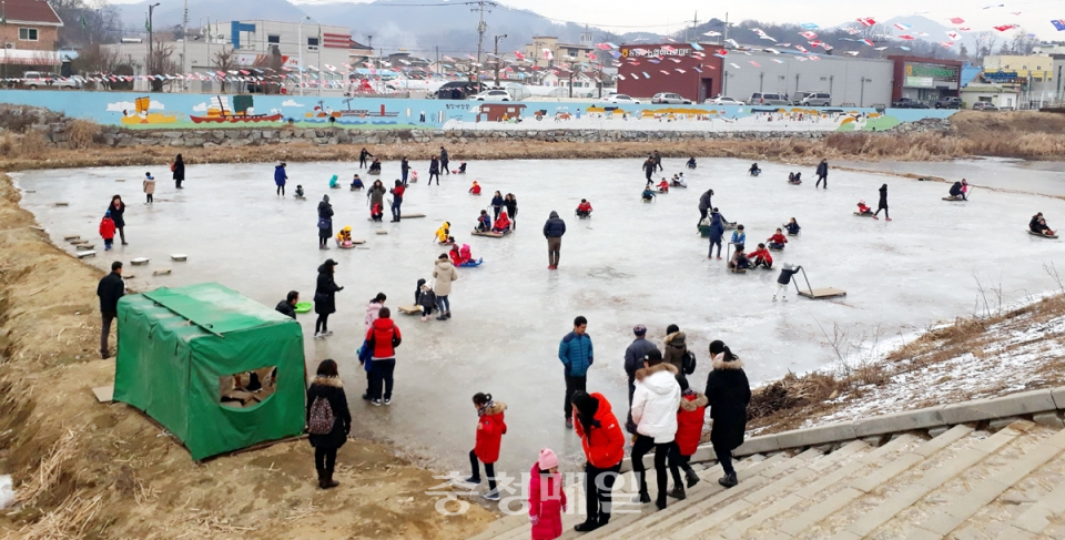 충주시 엄정면에 조성된 얼음썰매장에서 어린이들이 썰매를 타고 있다.