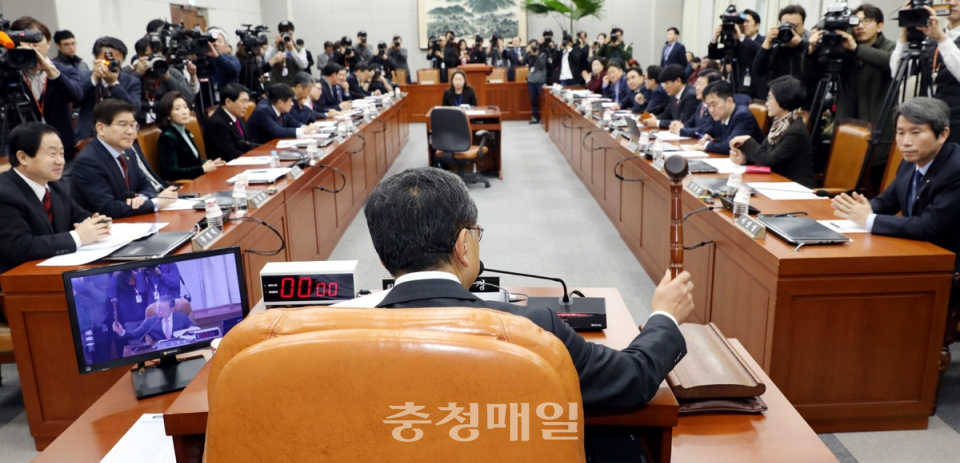15일 서울 영등포구 여의도 국회에서 진행된 헌법개정 및 정치개혁 특별위원회를 김재경 위원장이 주재하고 있다.