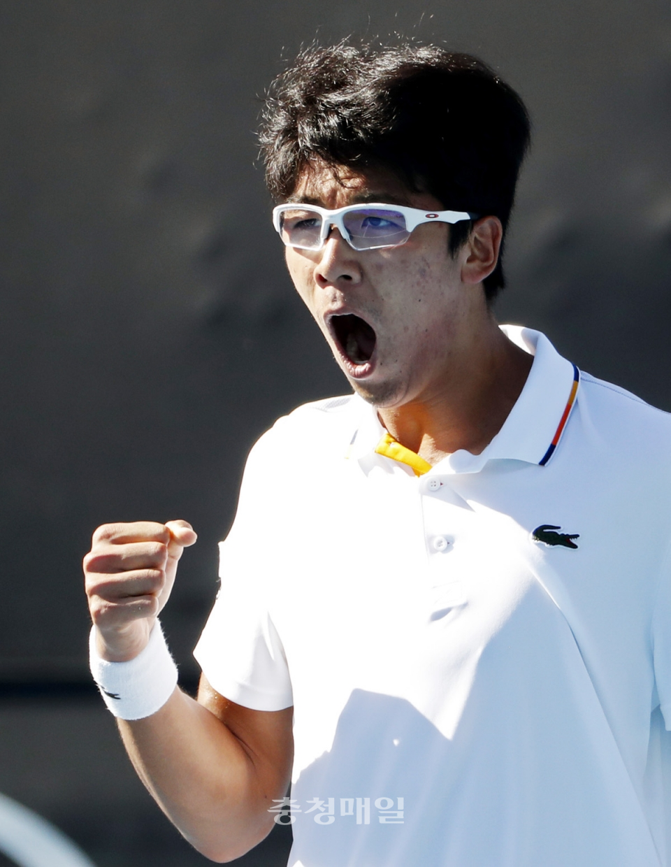 한국의 정현이 18일 호주 멜버른에서 열린 호주 오픈 테니스 2라운드에서 러시아의 다닐 메드베데프를 꺽은 뒤 기뻐하고 있다.