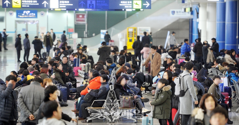 18일 오전 충북 청주지역에 낀 짙은 안개로 인해 청주국제공항이 항공기 운항에 차질을 빚어 승객들이 큰 불편을 겪었다. 이날 청주국제공항에 승객들이 항공기 운항재개를 기다리며 대기하고 있다.