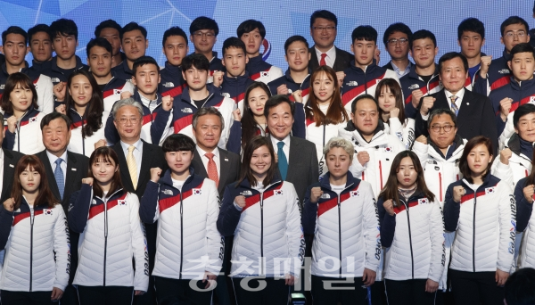 24일 서울 송파구 올림픽파크텔에서 열린 2018 평창동계올림픽 대한민국 선수단 결단식에서 이낙연 국무총리를 비롯한 선수들이 기념촬영을 하고 있다.