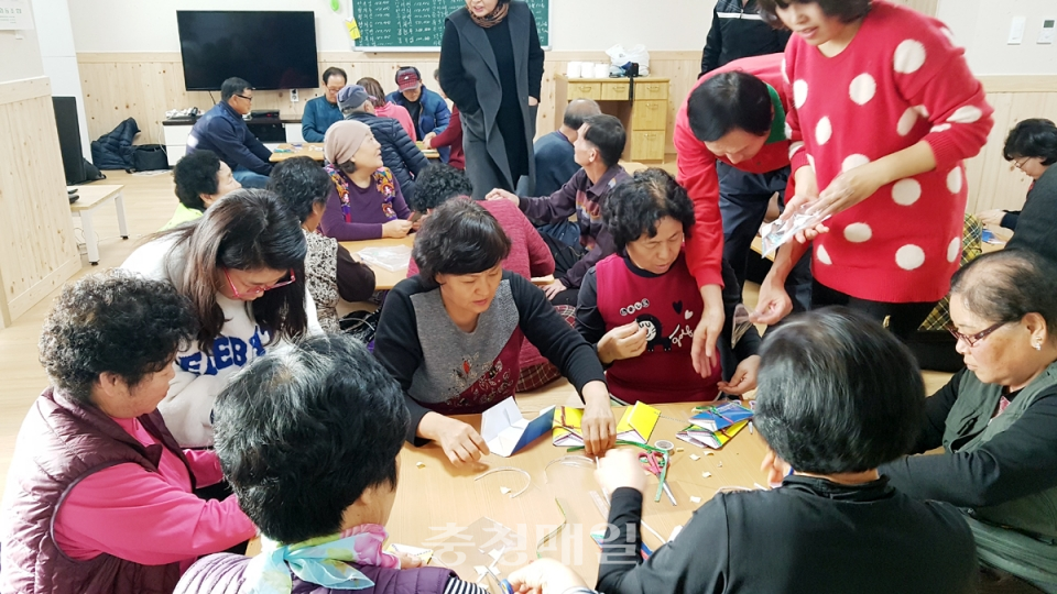 충주 노은보건지소 ‘신바람 건강교실’에 참여한 주민들이 용돈 봉투 만들기 체험을 하고 있다.