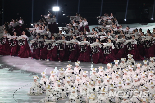 2018 평창 동계올림픽 개막식이 열린 9일 오후 강원도 평창 올림픽스타디움에 개막식 공연이 진행되고 있다.