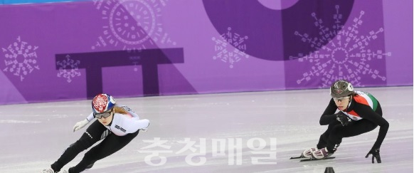 한국 쇼트트랙 대표팀의 최민정이 10일 강릉 아이스아레나에서 열린 2018 평창동계올림픽 쇼트트랙 여자 500m 예선에서 질주하고 있다.