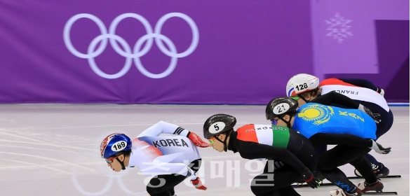 한국 쇼트트랙 대표팀 임효준이 10일 강릉 아이스아레나에서 열린 2018 평창동계올림픽 쇼트트랙 남자 1,500m 예선에서 질주하고 있다.