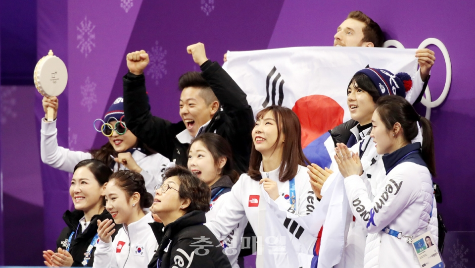 11일 강릉아이스아레나에서 열린 2018 평창동계올림픽 피겨 팀이벤트 여자 싱글 쇼트 프로그램에서 한국의 최다빈이 연기를 마치고 개인 최고 점수가 나오자 기뻐하고 있다.