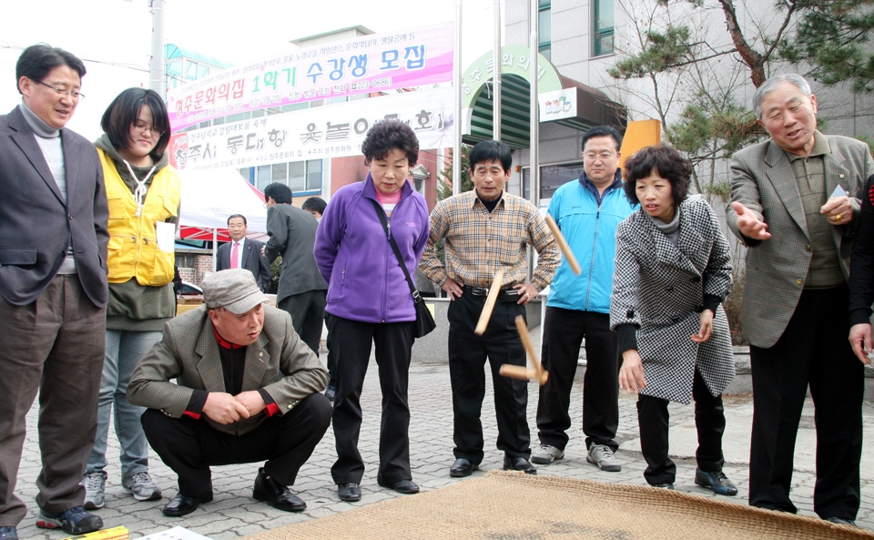 충북 청주문화원은 우리 고유의 명절 정월대보름을 맞아 다음달 1일 무술년 ‘정월대보름 민속놀이 한마당’을 개최한다. 사진은 지난해 행사 모습.
