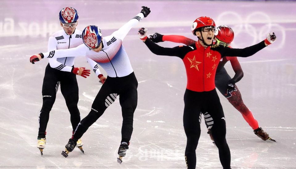 22일 오후 강원 강릉 아이스아레나에서 열린 쇼트트랙 스피드 스케이팅 남자 500m 결승 경기. 은메달을 딴 황대헌과 동메달의 임효준이 결승선을 통과하고 있다. 뉴시스