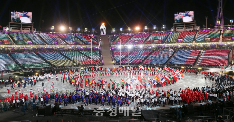 25일 강원도 평창 올림픽스타디움에서 열린 2018평창동계올림픽 폐회식에서 선수들이 입장하고 이다.