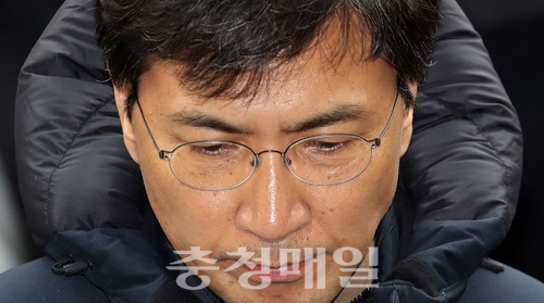 자신의 비서를 성폭행한 혐의를 받고 있는 안희정 전 충남도지사가 9일 오후 서울 마포구 서부지검으로 자진출석하고 있다.
