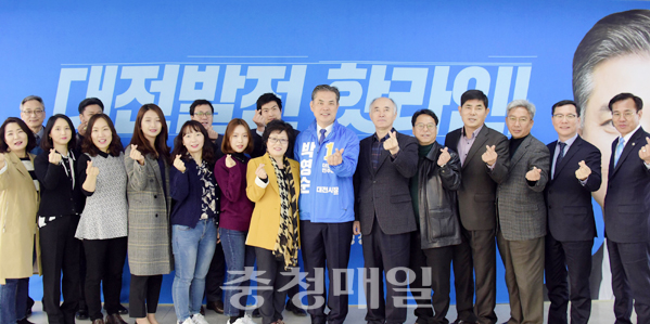 박영순 더불어민주당 대전시장 예비후보는 20일 자원봉사자들과 클린선거 다짐식을 연 뒤 기념촬영하고 있다.