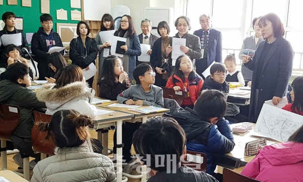 일본 학습원대학교 교육학과 교수진과 대학생들이 22일 보은삼산초등학교를 방문해 학생들의 공개 수업을 참관하고 있다.