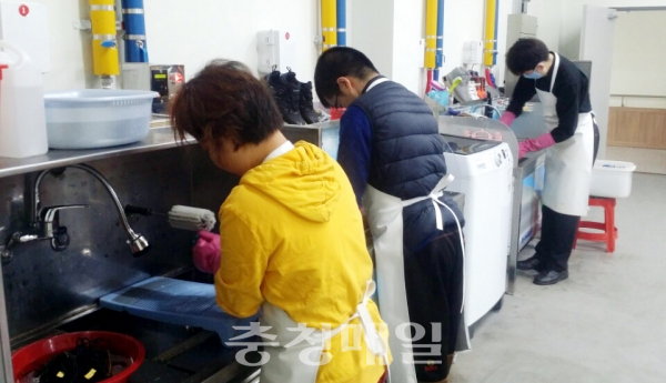 충남 홍성군장애인보호작압장에서 운동화 세탁작업을 하고 있다.