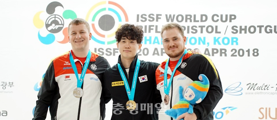 창원 월드컵 사격대회에서 금메달을 획득한 김준홍(가운데)이 수상자들과 기념 촬영을 하고 있다.