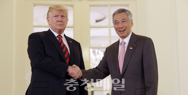 도널드 트럼프(왼쪽) 미국 대통령이 11일 싱가포르 대통령관저인 이스타나를 방문해 리셴룽 총리와 악수하고 있다.  뉴시스