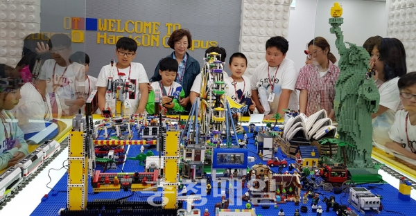 보은 판동초등학교 학생들이 지난 11~12일 국내 최대 규모의 서울 용산전자상가 레고 로봇소프트웨어 교육체험관을 방문해 각종 레고 로봇에 대해 체험하고 있다.