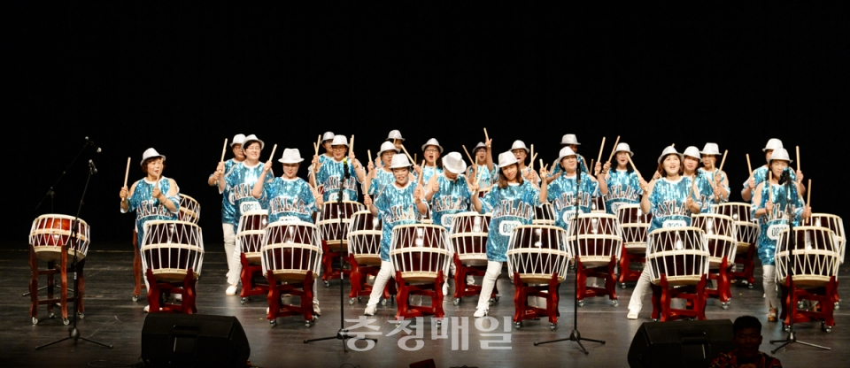 2018년 음성군 주민자치센터 프로그램 경연대회에 참가한 대소면 팀이 난타 공연을 선보이고 있다.