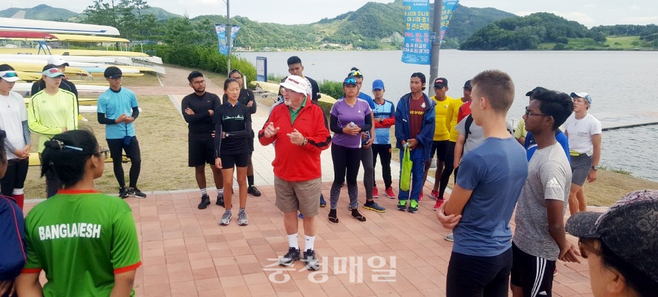 아시아조정연맹으로부터 초빙된 코치들이 아시아조정선수단 국제훈련캠프에 참가한 선수들을 대상으로 교육을 실시하고 있다.