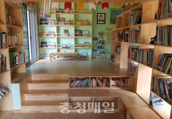 홍성군 홍동면 어린이도서관 ‘두밀리책방’ 내부.