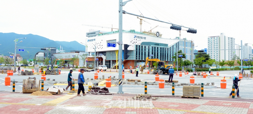 증평군이 증평읍 송산리 군립도서관 앞 네거리에 교통환경 개선을 위한 교통섬 설치 공사를 하고 있다.