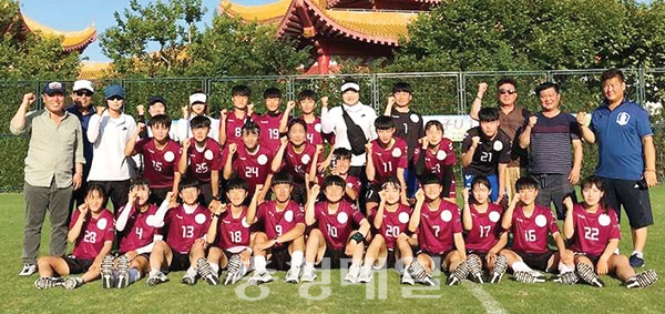 제14회 U-18 한중일 국제여자축구 교류전 우승을 차지한 충북 충주 예성여고 축구부 선수들이 시상식을 갖고 한국 여자축구 연맹 관계자들과 기념촬영을 했다.
