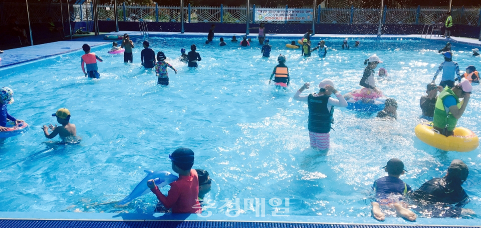 지난해 설성공원 내 물놀이장에서 지역 어린이들이 물놀이를 하고 있다.
