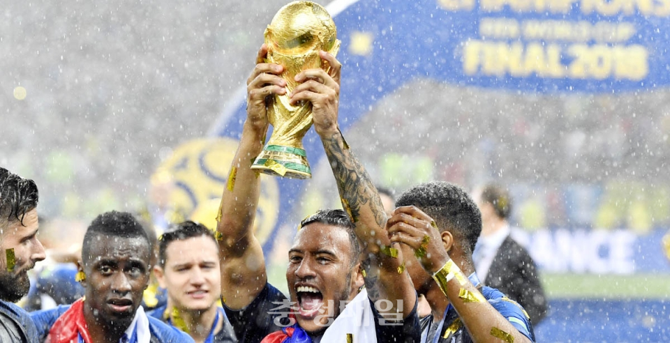 15일(현지시간) 2018 러시아월드컵에서 크로아티아를 꺾고 우승을 차지한 프랑스의 코랑탕 톨리스가 월드컵 우승 트로피를 들어올렸다.