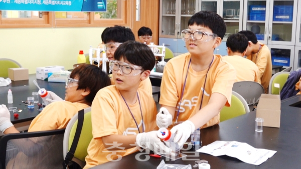 세종과학예술영재학교에서 열린 세종창의과학캠프에 참여한 학생들이 창의과학프로그램을 진행하고 있다.