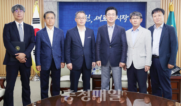 허태정(오른쪽 세번째) 대전시장이 월평공원 공론화위원회 위원들과 기념촬영하고 있다.