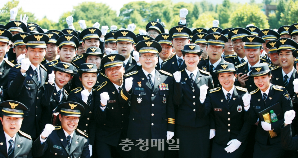 민갑룡(가운데) 경찰청장이 제293기 신임 경찰관 졸업식을 갖고 졸업생들과 기념촬영을 하고 있다.