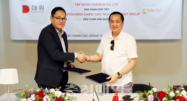 전응식(왼쪽) 대원 대표이사, 탄닷그룹 응웬 띵 찌엔(Mr. Nguyen Dinh Chien) 회장과 다낭시 아파트 신축 사업을 위한 합작회사 설립 등 세부 업무협약(Principle Agreement)을 체결했다.