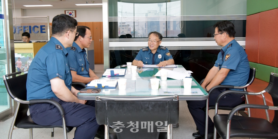 남정현(가운데) 충주경찰서장이 연수지구대 직원들로부터 주요현안에 대한 설명을 듣고 있다.