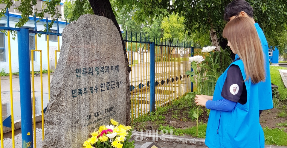 유라시아 국토대장정에 참여한 한국교통대 학생들이 안중근 의사 기념비에서 묵념을 하고 있다.