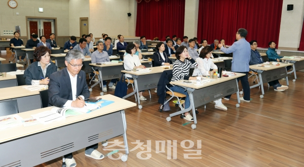 충북도의회 의원들이 13일 옥천 장령산 자연휴양림에서 열린 전체의원 연찬회에서 특강을 듣고 있다.