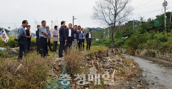 청주시의회 도시건설위원회 의원들이 13일 수해피해 지역을 방문해 현장 의정활동을 펼쳤다.