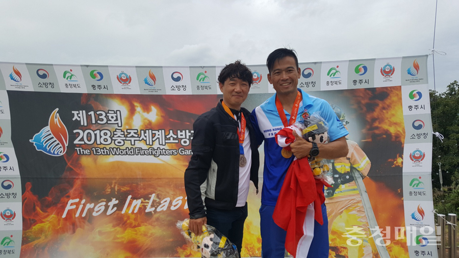 세계소방관경기대회 윈드서핑에서 금메달과 은메달을 획득한 초이퀸퉁(오른쪽)씨와 송혁씨가 나란히 메달을 목에 걸고 기념촬영을 하고 있다.