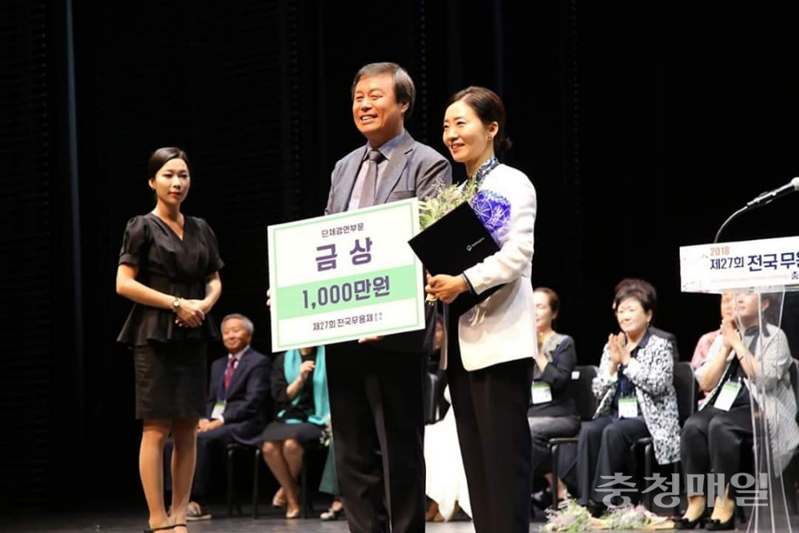 지난달 충북 청주에서 열린 제27회 전국무용제에서 박정미 무용단이 ‘직지, 그 불멸의 꽃’ 작품으로 금상을 수상한 모습.