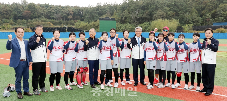 장선배 충북도의회 의장이 16일 전북을 찾아 전국체전 소프트볼경기에 출전하는 충북 선수들을 격려한 후 기념촬영을 하고 있다.