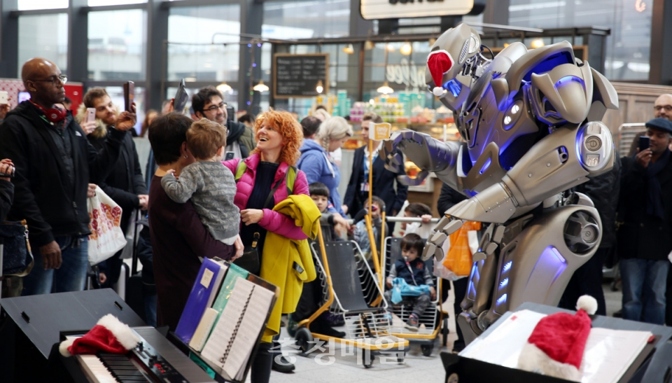 대전마케팅공사는 지난 19일부터 3일 간 엑스포시민광장에서 열린 ‘2018 대전사이언스페스티벌’ 메인 무대 앞에서 로봇 ‘타이탄(TITAN)’을 국내 최초로 선보였다. 타이탄은 키 2.4m의 로봇으로 2004년 영국에 본사를 둔 사이버스테인사에서 제작한 안드로이드이다.