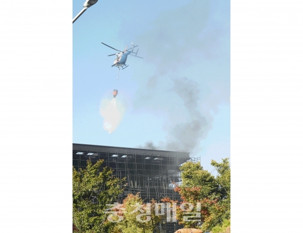 지난 19일 오후 대전 서구 관저동에 있는 관저다목적체육관 건립공사현장에서 화재가 발생해 출동한 소방헬기가 잔불을 끄고 있다. 이 화재로 다행히 사망자는 없으나 연기 흡입 등으로 작업중이던 인부 11명이 병원으로 이송돼 치료를 받고 있다.