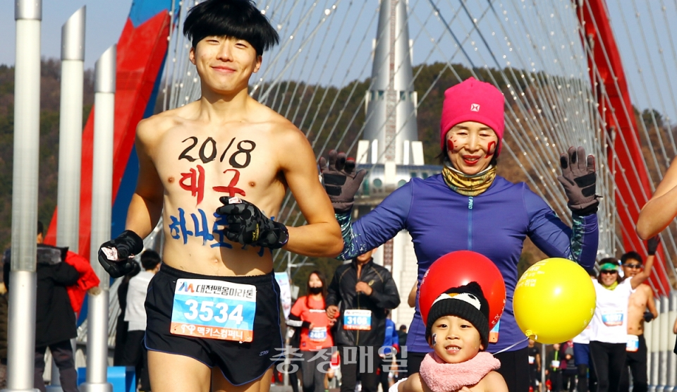 지난 1월 1일 열린 대전 맨몸마라톤 대회 참가자들이 코스를 따라 달리고 있다. 맥키스컴퍼니는 내년 1월 1일에도 맨몸마라톤 대회를 개최한다.