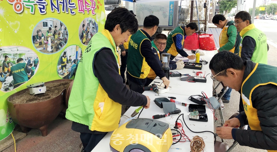 대전시 중구 전기전자제품수리봉사팀 회원 20여명은 석교주민센터앞에서 거동이 불편한 가정을 찾아가 전기전자제품 무료수리 봉사활동을 실시했다.