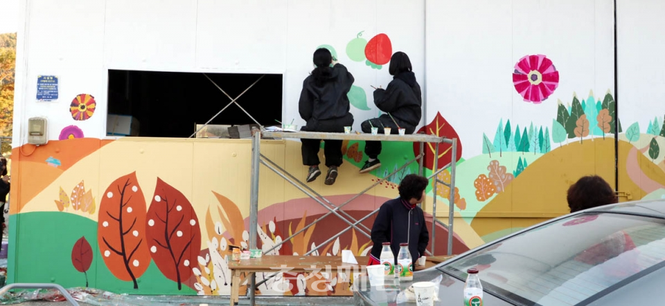 세종예술고 학생들이 충남 논산시 노성면 구암리 일대에서 벽화를 그리고 있다.